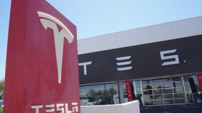 Салон Tesla в Темпе, штат Аризона, где 22 марта 2025 года более 50 человек собрались в знак протеста против участия миллиардера Илона Маска в управлении государством. (Allan Stein/The Epoch Times)