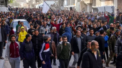 Сотни палестинцев участвуют в митинге, призывающем положить конец войне, скандируя лозунги против ХАМАС, в Бейт-Лахии, на севере сектора Газа, 25 марта 2025 года. (AFP via Getty Images)