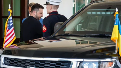 Президент Украины Владимир Зеленский покидает Белый дом в Вашингтоне 28 февраля 2025 года. (Chip Somodevilla/Getty Images)