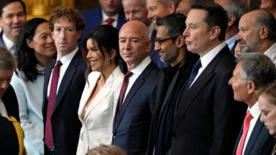 Генеральный директор Meta Марк Цукерберг, американский бизнесмен Джефф Безос, генеральный директор Alphabet Inc и Google Сундар Пичаи и генеральный директор Tesla и SpaceX Илон Маск на церемонии инаугурации Дональда Трампа в Вашингтоне, округ Колумбия, 20 января 2025 года. (JULIA DEMAREE NIKHINSON/POOL/AFP via Getty Images)