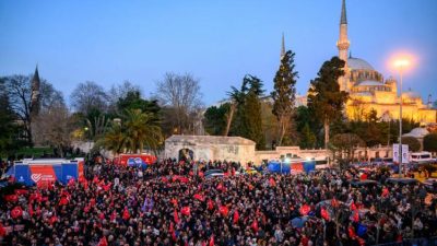 Акция протеста возле муниципалитета Стамбула против ареста мэра Стамбула Экрема Имамоглу 19 марта 2025 года. (YASIN AKGUL/AFP via Getty Images)