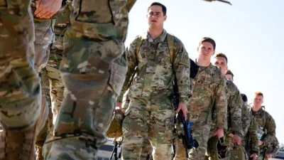 Десантники 1-й бригады 82-й воздушно-десантной дивизии армии США садятся в самолёт, направляющийся в зону боевых действий Центрального командования США из Форт-Брэгга, Северная Каролина, 5 января 2020 года. (U.S. Army/Spc. Hubert Delany III/Handout via Reuters)