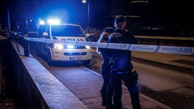 Почему можно бесплатно нанять киллера в Швеции Полицейская криминалистическая группа работает на месте, где 21 октября 2021 года на улице в районе Хаммарбю-Сьостад в Стокгольме был застрелен шведский рэпер Эйнар — настоящее имя Нильс Курт Эрик Эйнар Гронберг. (Christine Olsson/TT news agency/AFP via Getty Images)