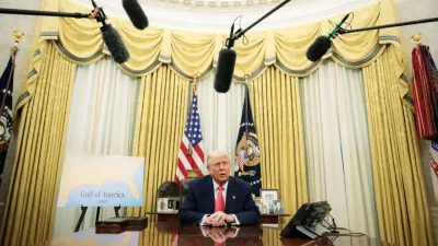Президент Дональд Трамп подписывает указы в Овальном кабинете Белого дома 6 марта 2025 года в Вашингтоне, округ Колумбия. (Alex Wong/Getty Images)