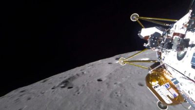 Посадочный модуль «Афина» компании Intuitive Machines приближается к поверхности Луны 6 марта 2025 года. (NASA via AP)