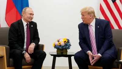 Владимир Путин и Дональд Трамп беседуют во время двусторонней встречи на саммите лидеров G20 в Осаке, Япония, 28 июня 2019 года. (Kevin Lamarque/Reuters)