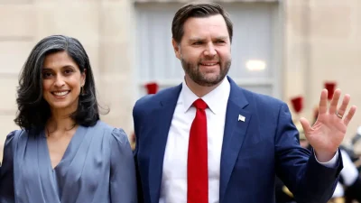 Вице-президент Джей Ди Вэнс и его жена Уша Вэнс прибывают на рабочий обед с президентом Франции в Елисейском дворце в Париже 11 февраля 2025 года. (Ian Langsdon/AFP via Getty Images)
