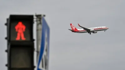 Boeing 737-800 авиакомпании China United Airlines готовится к посадке в международном аэропорту в Шанхае, Китай, 16 апреля 2025 года. (Hector Retamal/AFP via Getty Images)