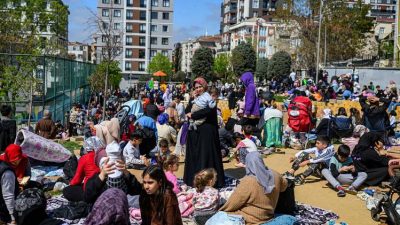 Жители Стамбула на улицах города после землетрясения магнитудой 6,2, Турция, 23 апреля 2025 года. (YASIN AKGUL/AFP via Getty Images)
