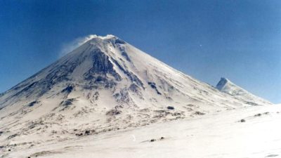Вулкан Ключевская сопка. (ru.wikipedia.org/wiki/Общественное достояние)