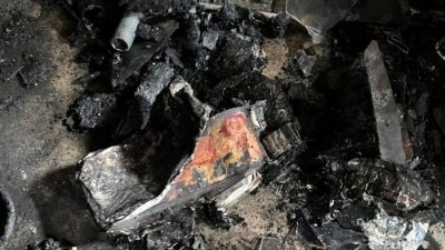 На фотографии — последствия взрыва батареи, повредившего дом в Новом Южном Уэльсе в апреле. (Courtesy of Fire and Rescue New South Wales)