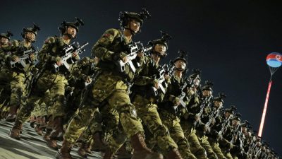Солдаты участвуют в военном параде в честь 70-й годовщины перемирия в Корейской войне в Пхеньяне, Северная Корея, 27 июля 2023 года. (KCNA via Reuters)