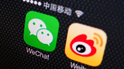 Значки приложений WeChat и Weibo видны на смартфоне на фотографии. (Petar Kujundzic/Reuters)