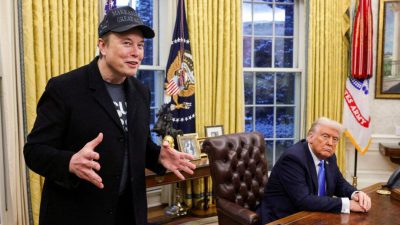 Илон Маск беседует с президентом Дональдом Трампом в Овальном кабинете Белого дома в Вашингтоне 11 февраля 2025 года. (Kevin Lamarque/Reuters)