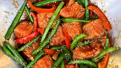 Соус терияки добавляет солёно-сладкий вкус глазури, которой поливают ингредиенты. (Lynda Balslev для Tastefood)