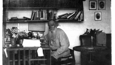 80-летний Лев Толстой в своём кабинете, 1908 год. (Public Domain)