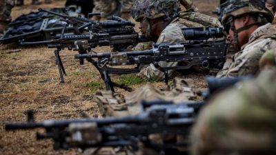 Американские войска принимают участие в тренировках по обращению с оружием во время совместных военных учений США и Филиппин «Баликатан» или «плечом к плечу» в Форт-Магдасай в Нуэва-Эсиха, Филиппины, 13 апреля 2023 года. (Ezra Acayan/Getty Images)