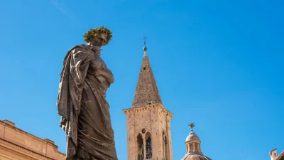 Статуя Овидия, увенчанного лавровым венком, является символом города Сульмоны, Италия. (Angelo DAmico/Shutterstock)
