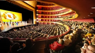 Завершение представления Shen Yun Performing Arts в Театре Дэвида Х. Коха в Линкольн-центре в Нью-Йорке 2 апреля 2025 года. (Larry Dye/The Epoch Times)