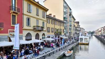 Многовековая зона каналов Милана под названием Навильо-Гранде (Naviglio Grande) сегодня представляет собой модную и свободную от пробок зону, изобилующую привлекательными барами и ресторанами. (Cameron Hewitt, Rick Steves')