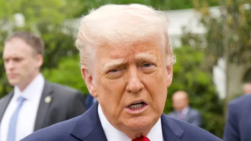 Дональд Трамп беседует с журналистами в Белом доме в Вашингтоне 21 апреля 2025 года. (Travis Gillmore/The Epoch Times)