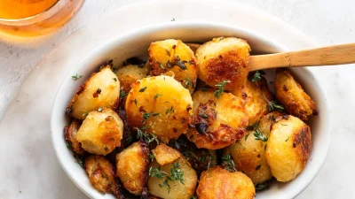 Утиный жир придает глубину вкуса каждому кусочку этого жареного с травами картофеля. (Jennifer McGruther)