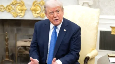 Президент Дональд Трамп выступает во время двусторонней встречи с премьер-министром Норвегии Йонасом Гаром Сторе в Овальном кабинете Белого дома 24 апреля 2025 года. (Saul Loeb/AFP via Getty Images)