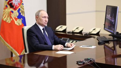 Президент России Владимир Путин проводит совещание в режиме видеоконференции в государственной резиденции Ново-Огарёво под Москвой 26 апреля 2025 года. (Alexander Kazakov/POOL/AFP via Getty Images)