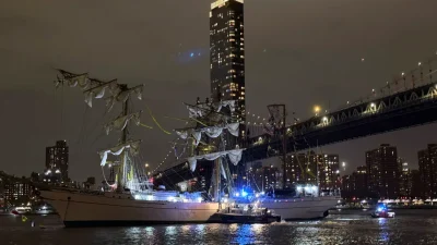 Учебный корабль ВМС Мексики «Куаутемок» сел на мель после столкновения с Бруклинским мостом в Нью-Йорке 17 мая 2025 года. (Kyle Viterbo/AP Photo)
