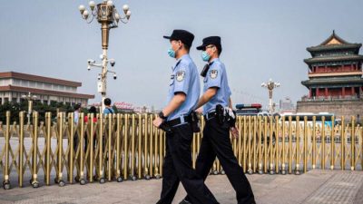 Полицейские патрулируют территорию вокруг площади Тяньаньмэнь в Пекине в День свободы прессы 3 мая 2020 года. (Nicolas Asfouri/AFP via Getty Images)