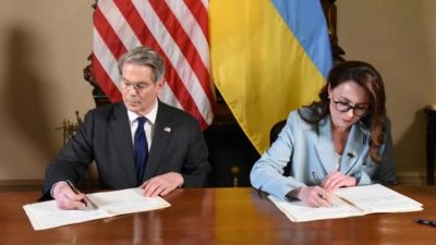 Министр финансов США Скотт Бессенти и министр экономики Украины Юлия Свириденко подписали соглашение о сотрудничестве в сфере добычи полезных ископаемых, 1 мая 2025 года. (Соцсети/Юлия Свириденко)
