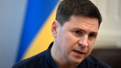 Советник президента Украины Владимира Зеленского Михаил Подоляк. (SERGEI SUPINSKY/AFP via Getty Images)