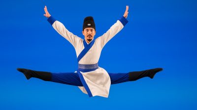 Когда Джастин вышел на сцену в старинном костюме, чтобы исполнить классический китайский танец под названием «Триумф на северной границе», он покорил зрителей и завоевал бронзовую медаль в младшей категории третьего танцевального конкурса Академии искусств Фэй Тянь. (Image: Fei Tian Academy of the Arts)