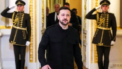 Президент Украины Владимир Зеленский прибывает на встречу с премьер-министром Великобритании Киром Стармером, президентом Франции Эммануэлем Макроном, канцлером Германии Фридрихом Мерцем и премьер-министром Польши Дональдом Туском в Киеве, Украина, 10 мая 2025 года. (Gleb Garanich/Reuters)