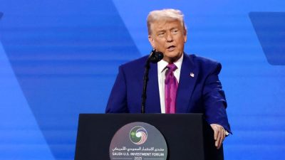 Дональд Трамп выступает на инвестиционном форуме Саудовской Аравии и США в Международном конференц-центре имени короля Абдель Азиза в Эр-Рияде, Саудовская Аравия, 13 мая 2025 года. (Fayez Nureldine/AFP via Getty Images)