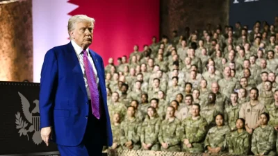 Дональд Трамп покидает сцену после выступления перед военнослужащими на авиабазе Аль-Удейд к юго-западу от Дохи, Катар, 15 мая 2025 года. (Brendan SMIALOWSKI/AFP via Getty Images)
