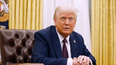 Президент Дональд Трамп беседует с журналистами после подписания ряда указов в Овальном кабинете Белого дома в Вашингтоне 23 января 2025 года. (Anna Moneymaker/Getty Images)