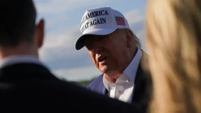 Президент Дональд Трамп выступает перед СМИ, перед посадкой на борт президентского самолёта в муниципальном аэропорту в Морристауне, штат Нью-Джерси, 25 мая 2025 года. (Nathan Howard/Reuters)