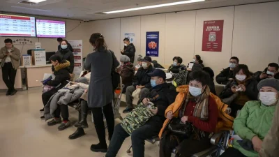 Люди в масках ждут в амбулаторном отделении респираторного отделения больницы в Пекине 8 января 2025 года. (Jade Gao/AFP via Getty Images)