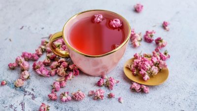 Чашка розового чая может помочь снять стресс и естественным образом поддержать сияние кожи. (Boryana Manzurova via Shutterstock)