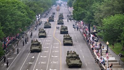 Бронетехника проезжает во время парада в честь 250-летия армии в Вашингтоне 14 июня 2025 года. (Alex Wroblewski/AFP via Getty Images)