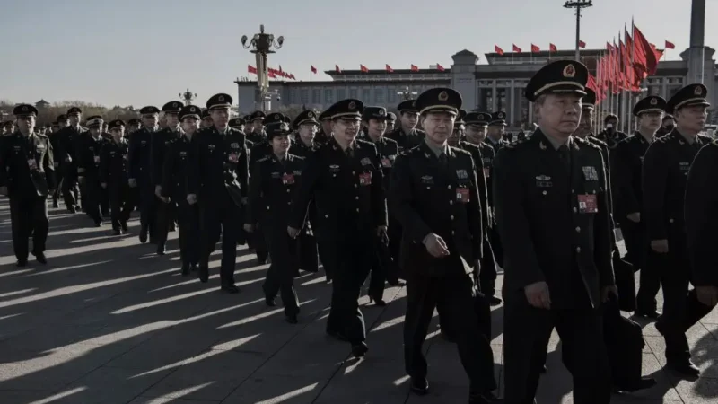 Эксперты: Си Цзиньпин больше не контролирует армию Китая Офицеры китайской армии и полиции прибывают на третье пленарное заседание Всекитайского собрания народных представителей в Пекине 12 марта 2019 года. (Kevin Frayer/Getty Images)
