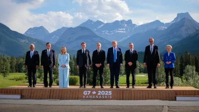 (Слева направо) председатель Совета Европейского союза Антонио Коста, премьер-министр Японии Сигэру Исиба, премьер-министр Италии Джорджия Мелони, президент Франции Эммануэль Макрон, премьер-министр Канады Марк Карни, президент США Дональд Трамп, премьер-министр Великобритании Кейр Стармер, канцлер Германии Фридрих Мерц и председатель Европейской комиссии Урсула фон дер Ляйен во время саммита лидеров G7 в Кананаскисе, Канада, 16 июня 2025 года. (Chip Somodevilla/Getty Images)