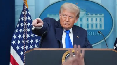 Президент Дональд Трамп указывает репортёру на микрофон, чтобы задать вопрос во время выступления перед СМИ в пятницу, 27 июня 2025 года, в зале для брифингов Белого дома в Вашингтоне. (AP Photo/Jacquelyn Martin)