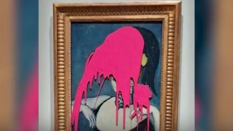 Залитая краской картина Пабло Пикассо L'htare («Куртизанка с ожерельем из драгоценных камней». (Скриншот/Пятый канал Новости/rutube.ru)