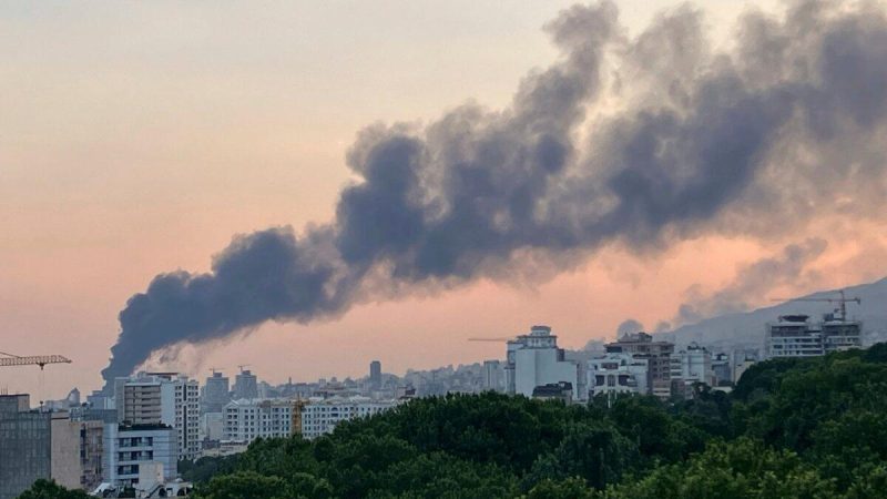 Дым поднимается над зданием государственного телевидения Ирана после израильского удара в Тегеране, Иран, 16 июня 2025 года. (AP Photo)