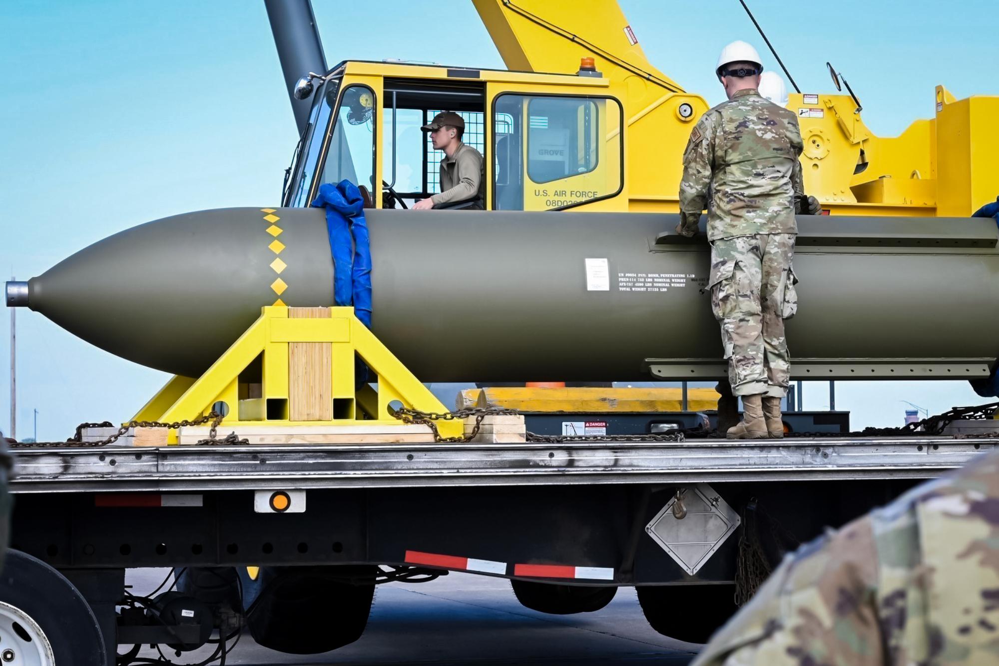Военнослужащие осматривают бомбу GBU-57, или Massive Ordnance Penetrator, на авиабазе Уитмен в Миссури 2 мая 2023 года. (File/U.S. Air Force via AP)