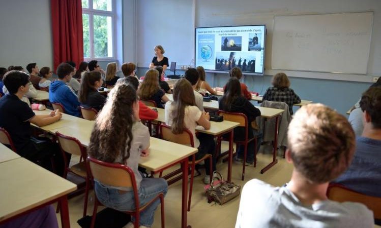 В вузах России резко выросли цены за обучение на фоне популяризации колледжей MIGUEL MEDINA/AFP via Getty Images