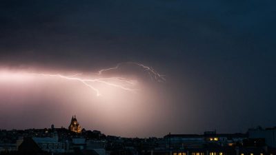 Молния в небе над базиликой Сакре-Кёр на Монмартре во время грозы на севере Парижа, 25 июня 2025 года. (JULIE SEBADELHA/AFP via Getty Images)
