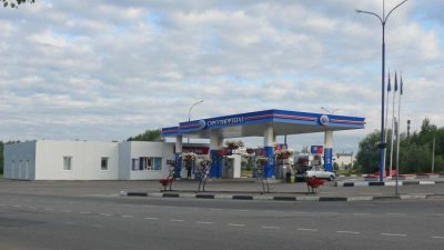 АЗС «Сургутнефтегаз» у Синего моста в Великом Новгороде. (Дар Ветер/ru.wikipedia.org/CC BY-SA 3.0)